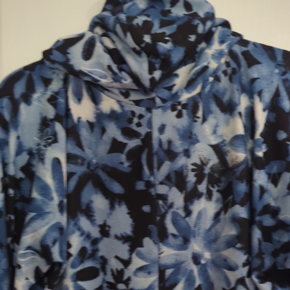 GUC LuLaRoe Amber Blue and White Floral Hoodie Sweatshirt - Picture 5 of 8